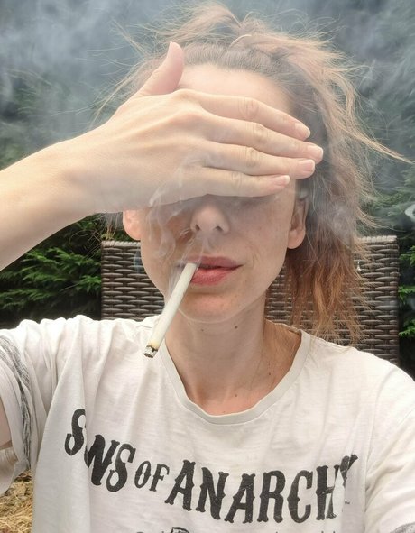 smokingmom model sexy pics