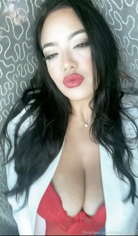 kittenlatenight beautiful actress pic