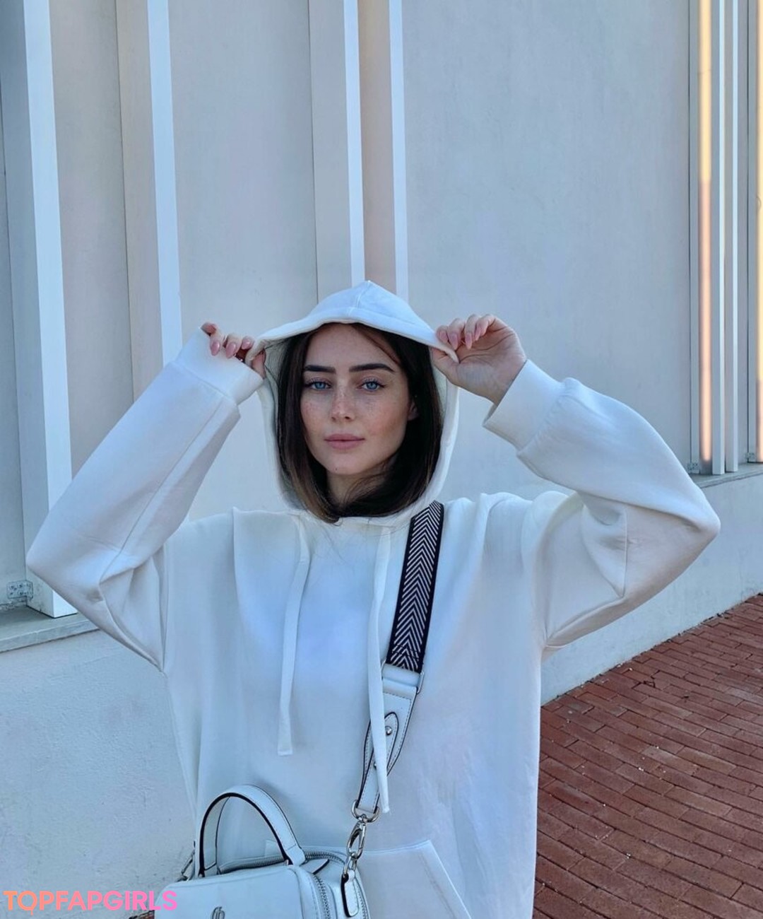 Effy Palarya star art archive