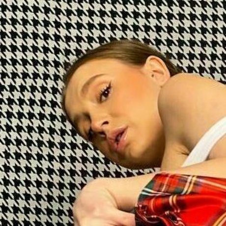 silver bb pretty model pic