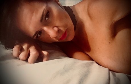 Sara English high quality actress pics