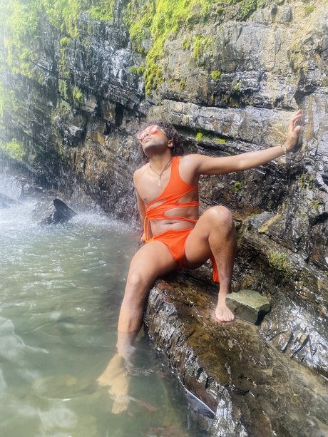 Sant_ star pornographic pics