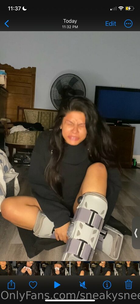 SneakySneezer_ sexy model image