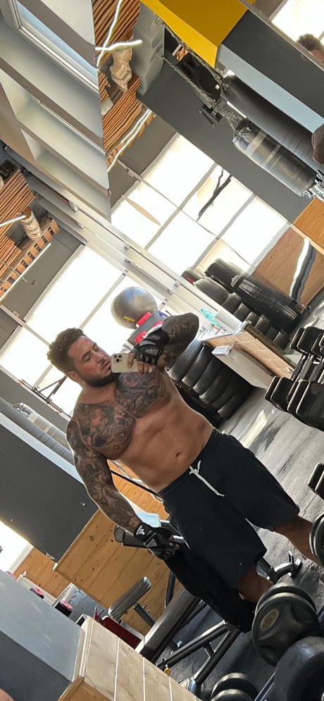 Costa Costa naked star img