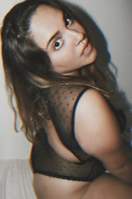 Stefania Goncalves star erotic image