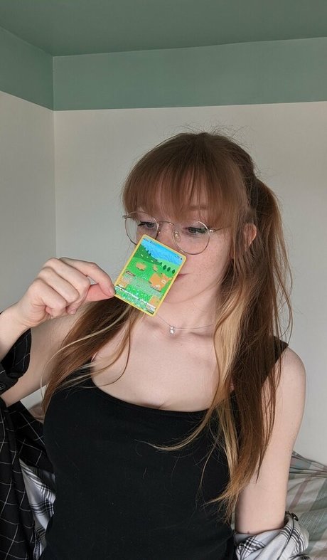 Bat Maisie nude model pic