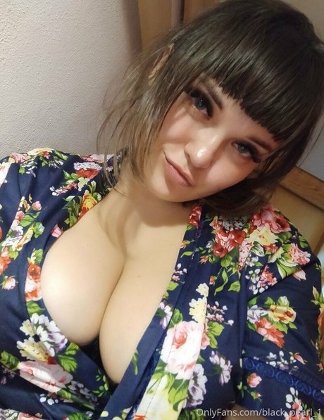 lara horn top profile image