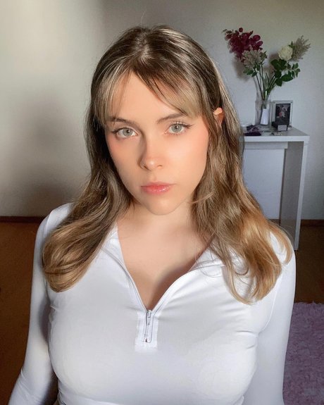 Olivia Herdt hd actress pics