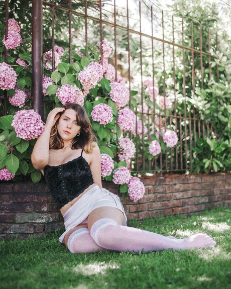 Olivia Herdt naked model img