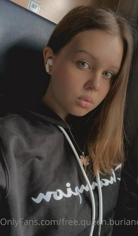 free top queen 1 naked model pics