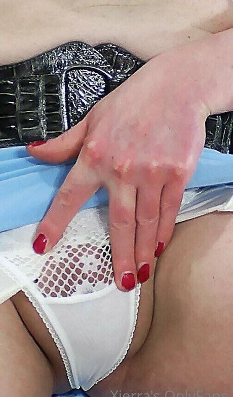 xierra nudes model image