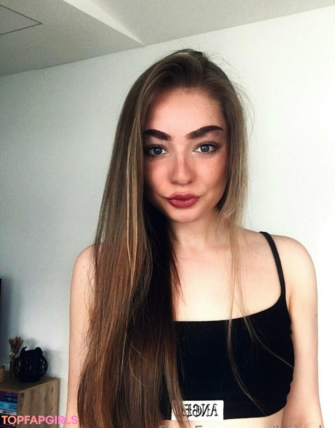 livionly model beautiful img