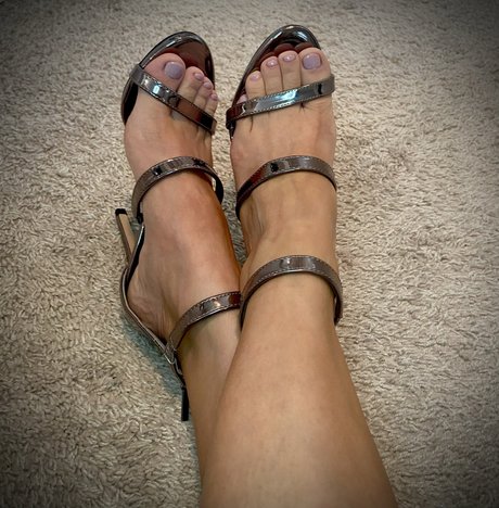 Simply Pretty Feet naked model gallery