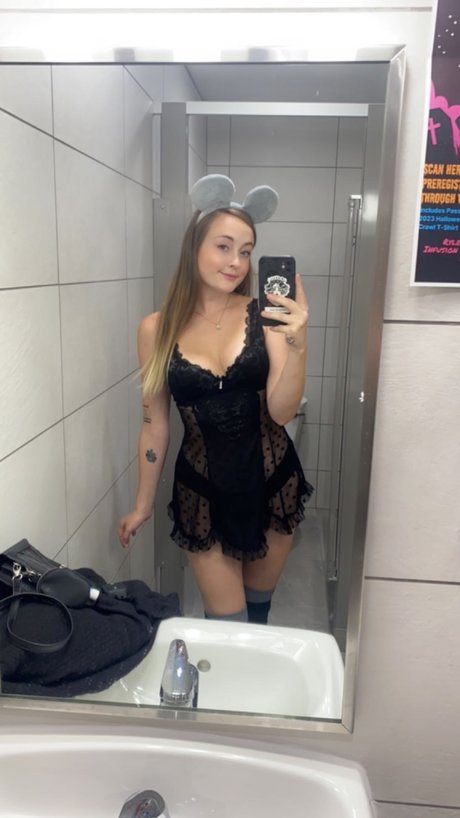 Avery Gold erotic actress pics