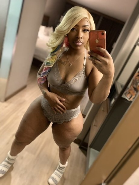 PrettyPinkCookie exclusive model img