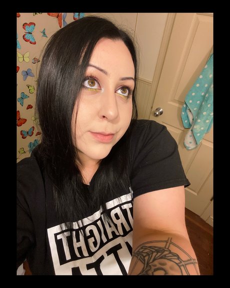 ThickEBickE porn model photo