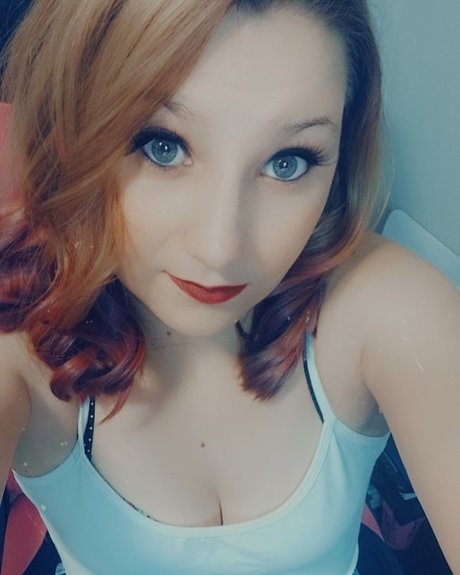 TinyLadyxoxo pretty model photo