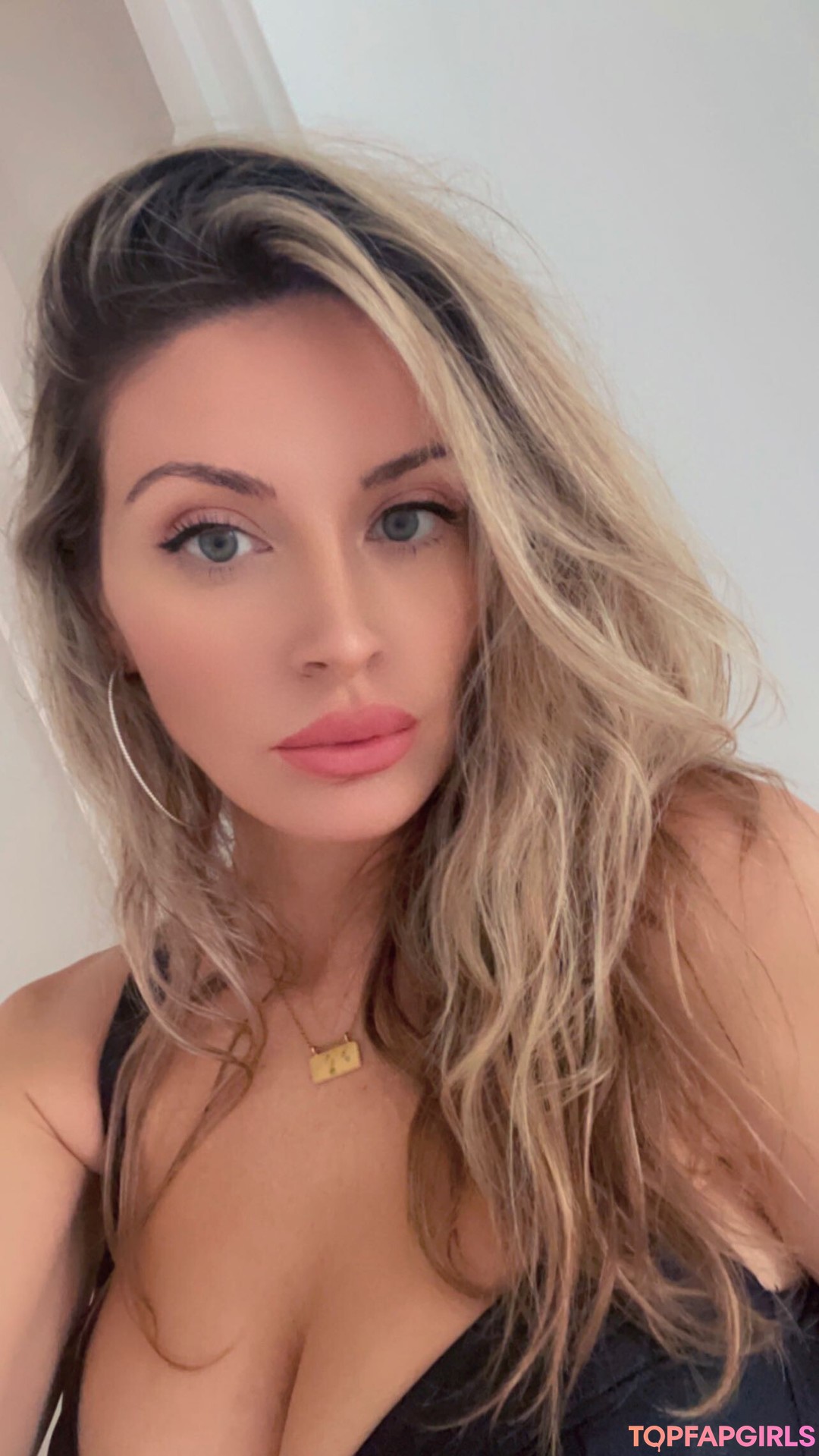 Ashley Schultz naked model gallery