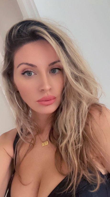 Ashley Schultz naked model gallery