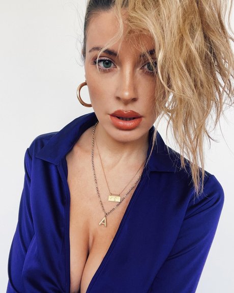 Ashley Schultz nice actress img