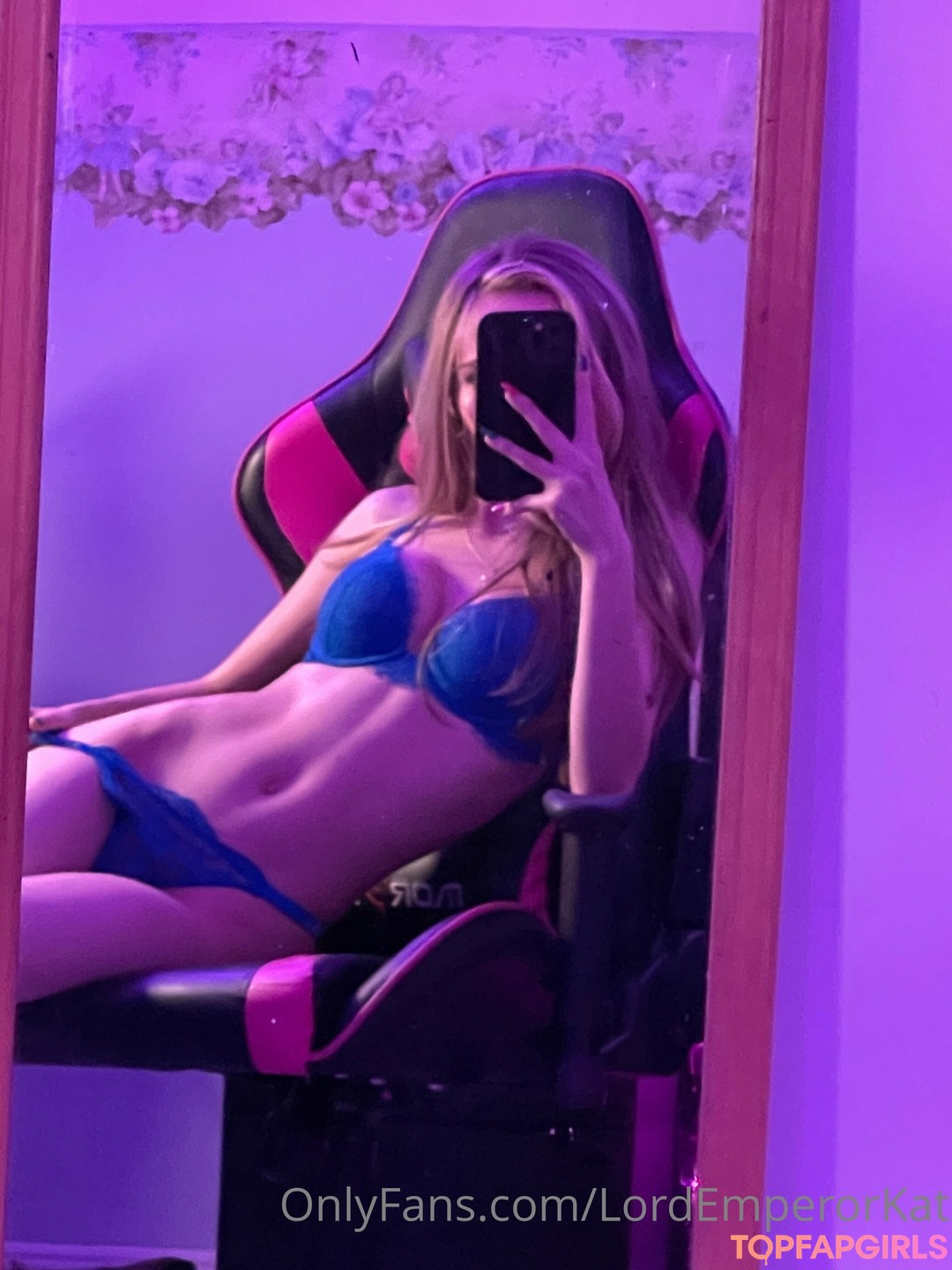 Kat ONLINE NOW star nude photo
