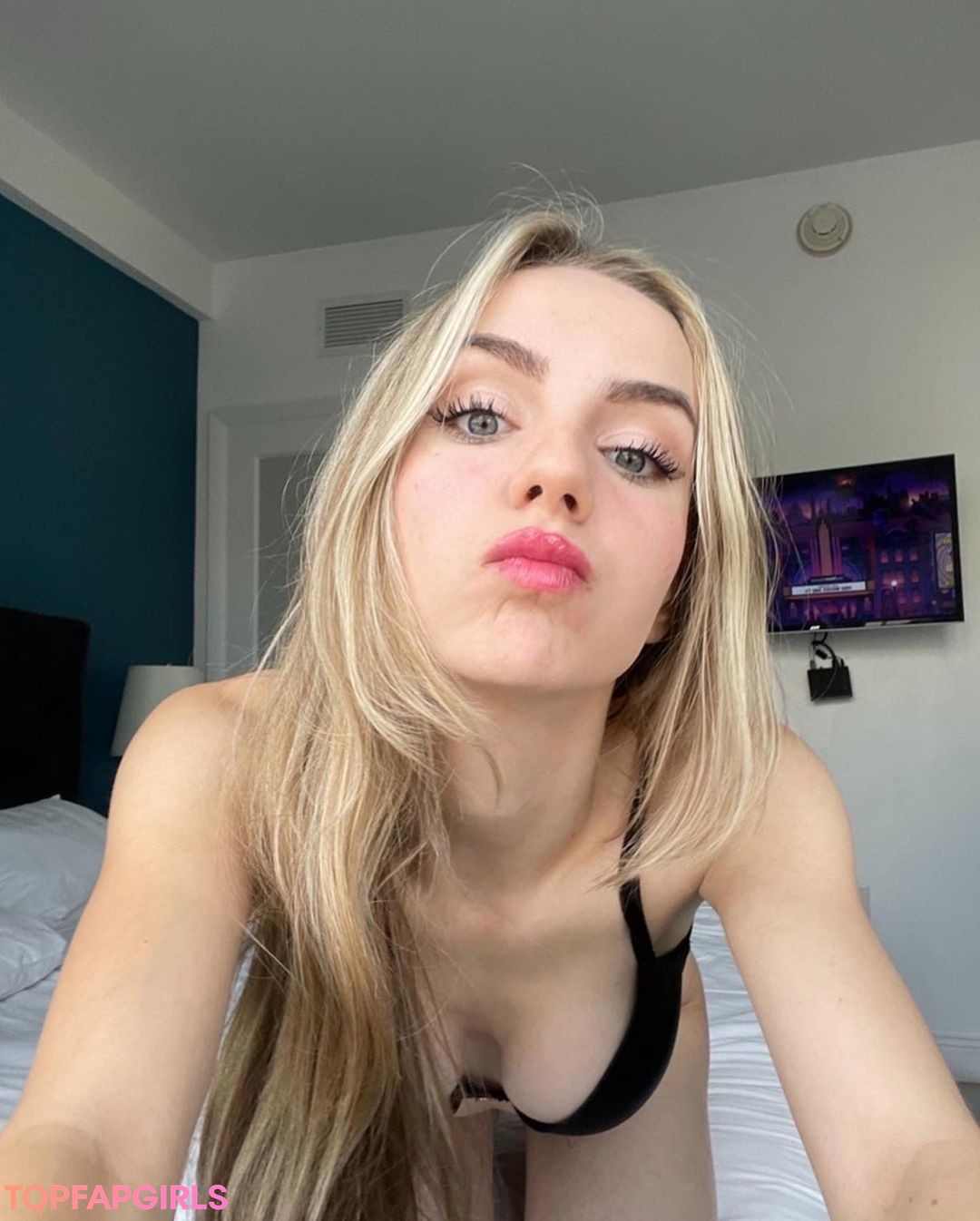 Kat ONLINE NOW model pic
