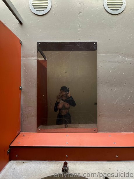 baesuicide model xxx photo