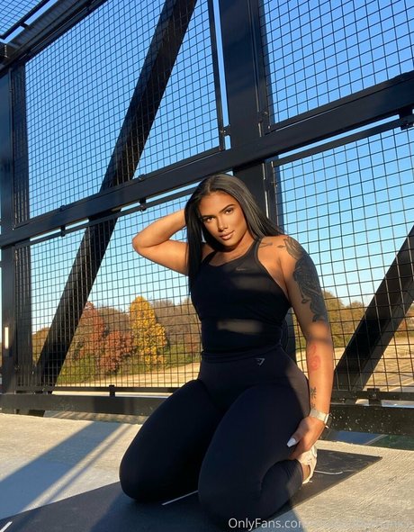 asian blonde onlyfans top image