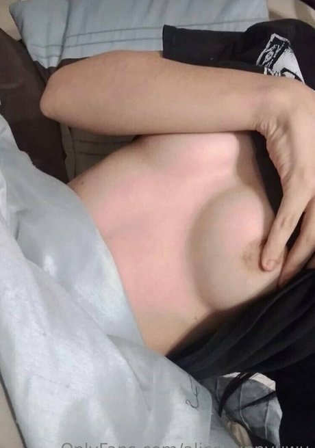 alicebunnyuwu erotic model image