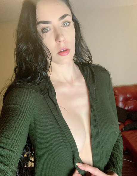 brunette petite onlyfans free naked pic