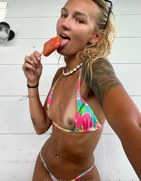 Joselyn Banks model naked pic