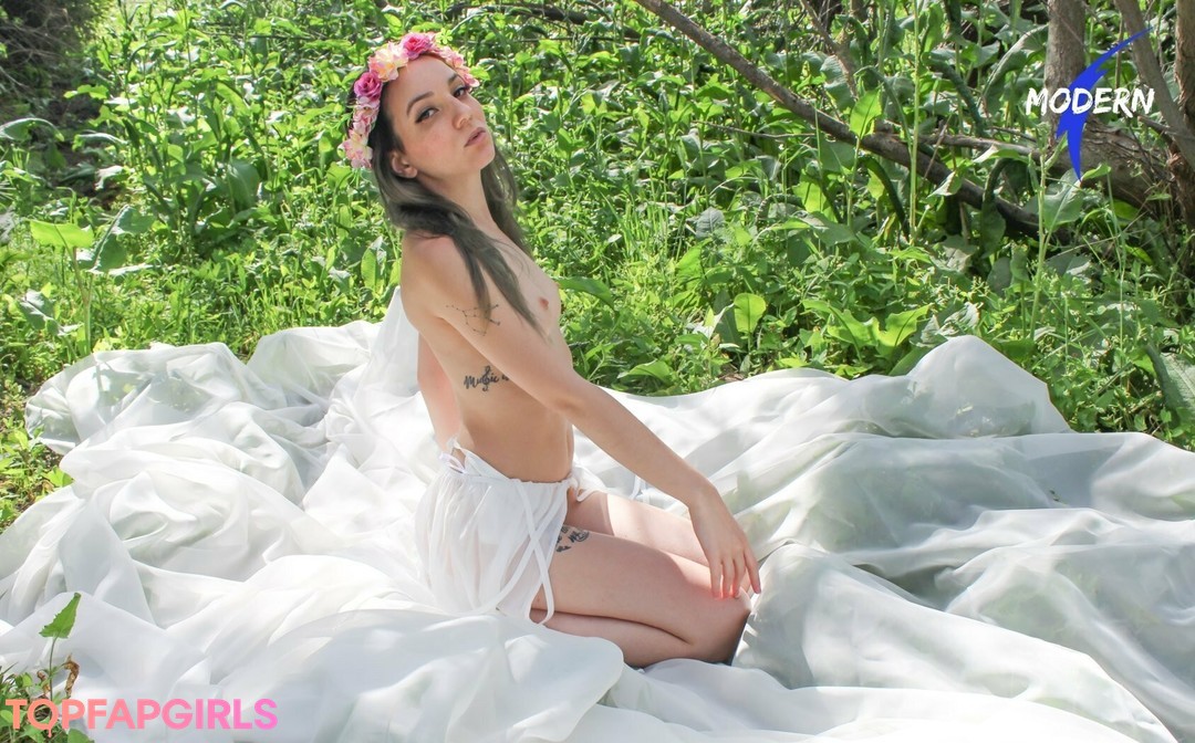 kuuntaraxia erotic model pic