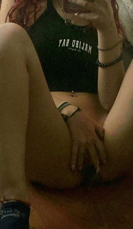 Cutebunnyred model nude photos