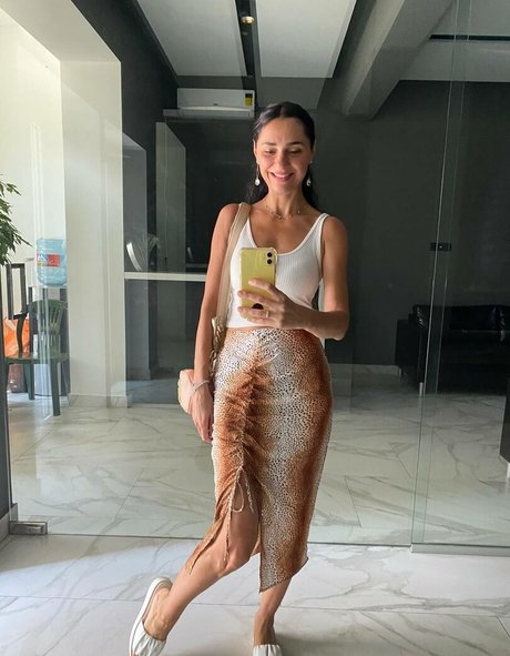 yladoyla model sexy pics