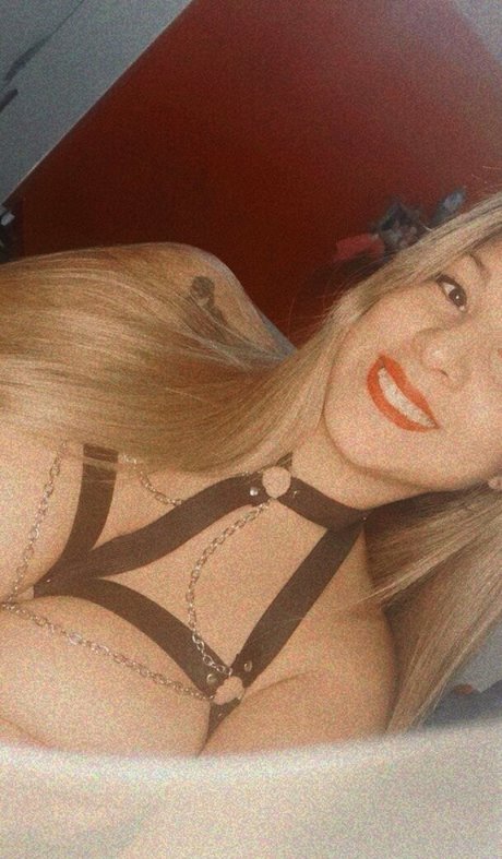 richbreasts naked model picture