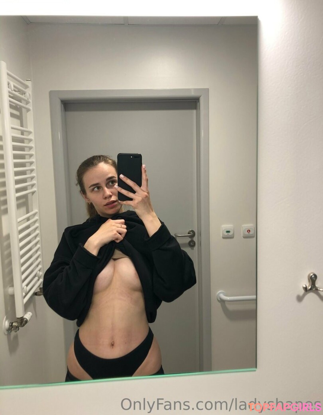 ladyshapes naked model picture