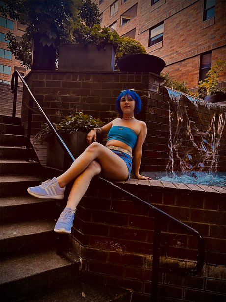 M E_ naked actress img