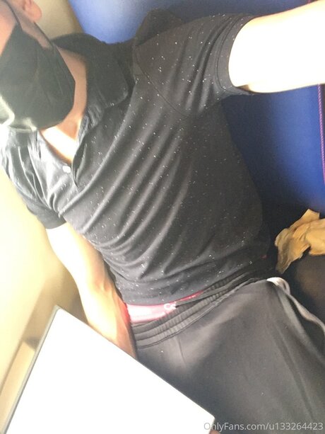 Esckaenor model naked photo