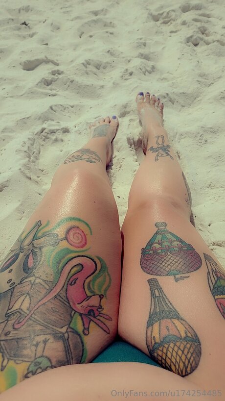 CurvyPeach top profile image