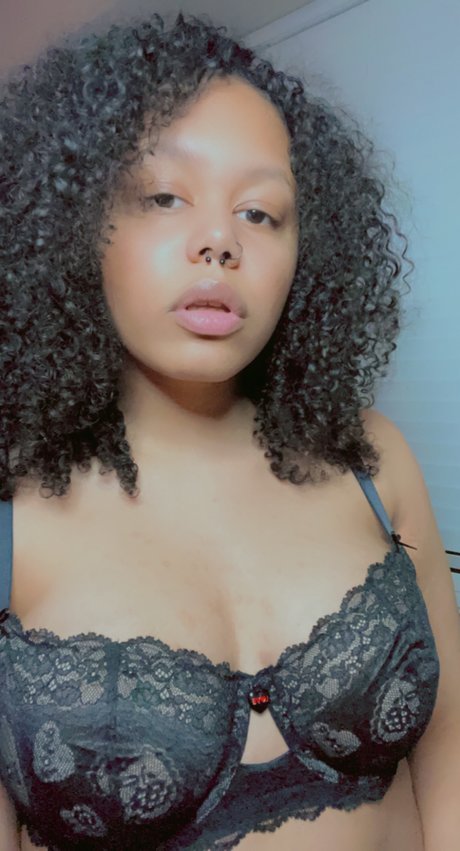 Elise the Queen model pretty pics