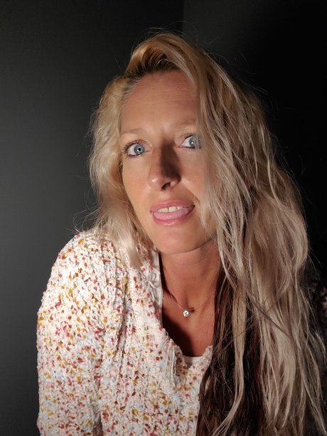 Fetish Friendly With Legs For Days model top gallery