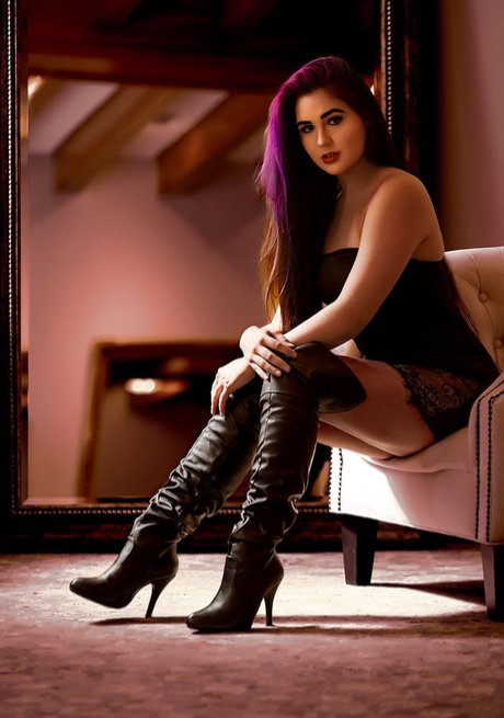 Alyssa Smith beautiful star img