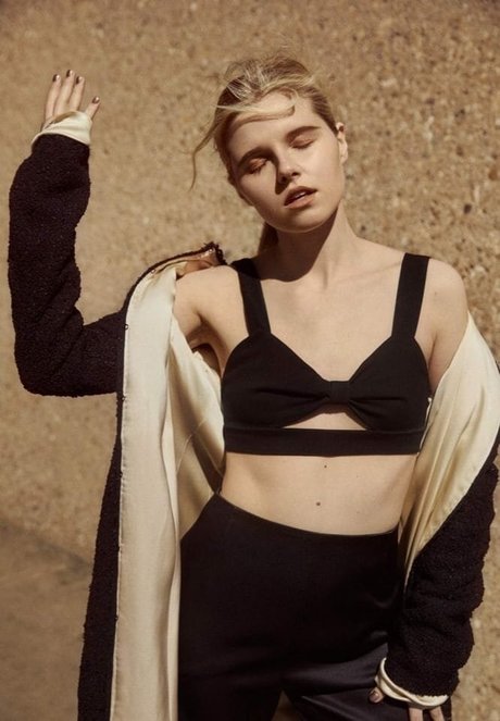 Ana Mulvoy Ten model hd archive