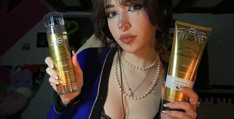 Floda ASMR star nude photo