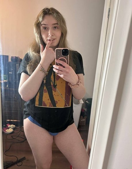 lilxwolfy art model pic