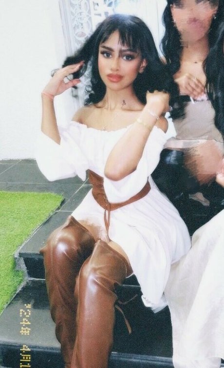 oil7ll pornstar erotic image