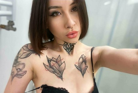 succuba tiny sexy model picture