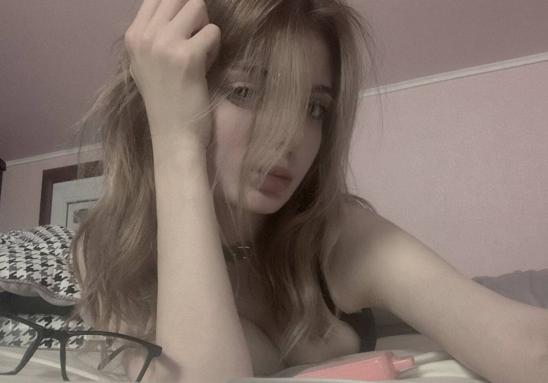 M uselessbeauty nude model picture