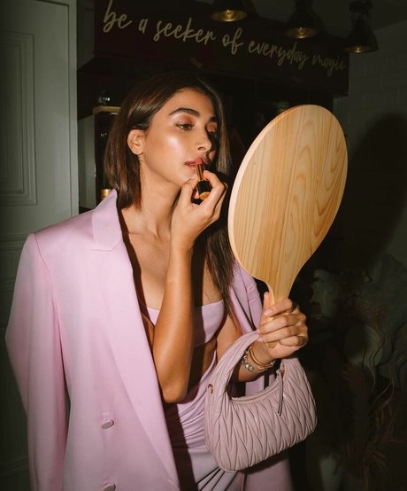 Pooja Hegde pretty star pics