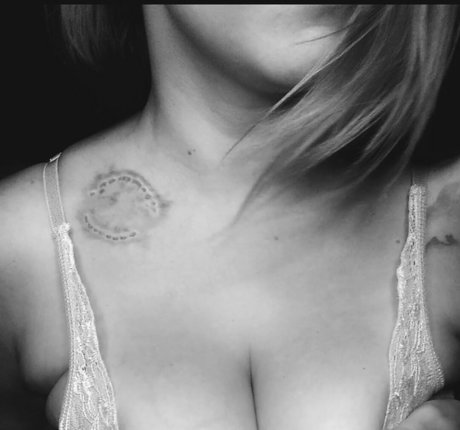 Feline Anchor naked star photo